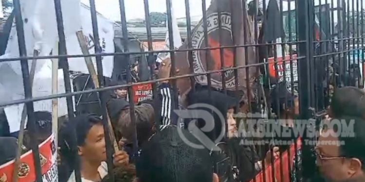 Puluhan Aksi Massa Demo di Depan Kejaksaan Kab Sukabumi, Teriak Tuntut Ini