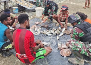 Sumber Alam Melimpah, Satgas Yonif 310/KK Asah Kreativitas Warga Perbatasan Membuat Ikan Asin