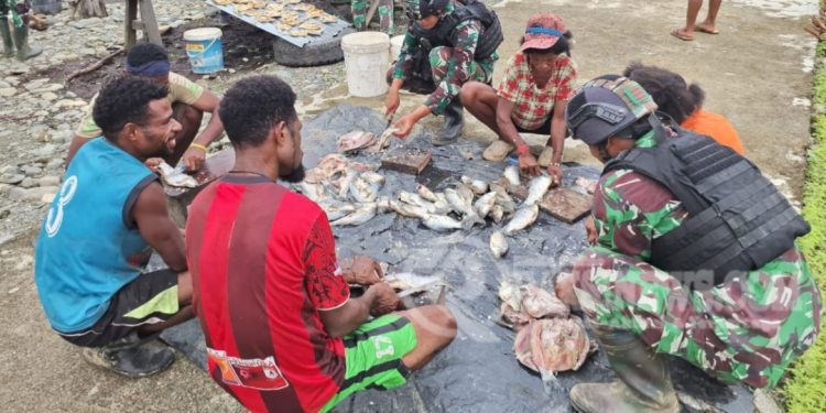 Sumber Alam Melimpah, Satgas Yonif 310/KK Asah Kreativitas Warga Perbatasan Membuat Ikan Asin