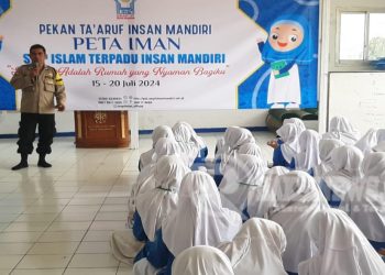 Bhabinkamtibmas Polsek Lembursitu Beri Materi Dalam Rangka MPLS SMP Islam Terpadu Insan Mandiri Kota Sukabumi Dalam Menciptakan Lingkungan Belajar Yang Aman Dan Tertib