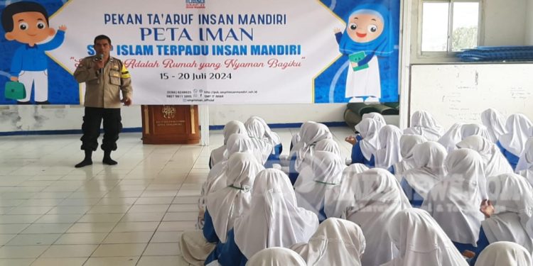 Bhabinkamtibmas Polsek Lembursitu Beri Materi Dalam Rangka MPLS SMP Islam Terpadu Insan Mandiri Kota Sukabumi Dalam Menciptakan Lingkungan Belajar Yang Aman Dan Tertib