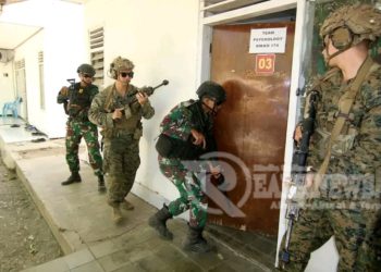 Prajurit Batalyon Infanteri 1 Marinir dan USMC Melaksanakan Latihan Close Quarter Battle