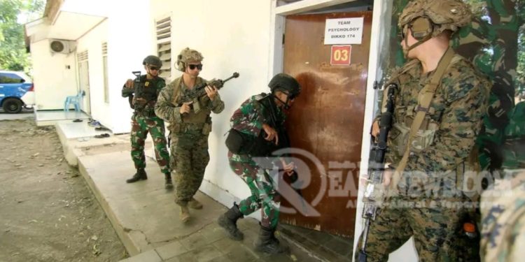 Prajurit Batalyon Infanteri 1 Marinir dan USMC Melaksanakan Latihan Close Quarter Battle