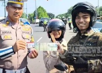 Operasi Patuh Lodaya 2024, Polisi Bagikan Cokelat kepada Pengendara Tertib Berlalu Lintas
