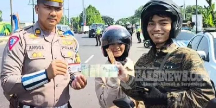 Operasi Patuh Lodaya 2024, Polisi Bagikan Cokelat kepada Pengendara Tertib Berlalu Lintas