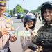 Operasi Patuh Lodaya 2024, Polisi Bagikan Cokelat kepada Pengendara Tertib Berlalu Lintas