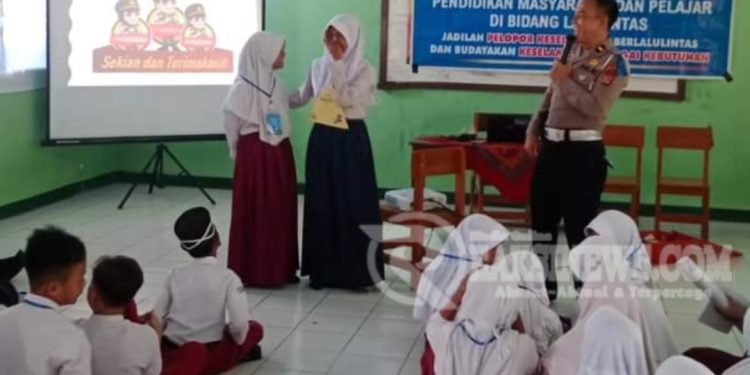 Polsek Baros Berikan Motivasi Siswa-siswi SMP Plus An Naba melalui MPLS