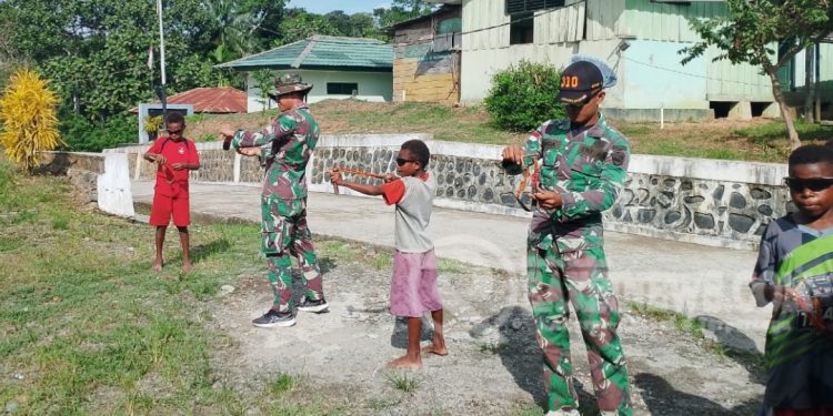 Bermain Sekaligus Lestarikan Alam, Satgas Yonif 310/KK Adakan Lomba Ketapel
