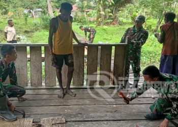 TNI Task Forces Initiated Communal Work To Repair The Rimba School Building, Welcomed Enthusiastically By The Mumugu Residents