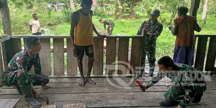 TNI Task Forces Initiated Communal Work To Repair The Rimba School Building, Welcomed Enthusiastically By The Mumugu Residents