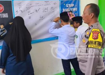 Deklarasi anti bullying, Bhabinkamtibmas Sudajayahilir hadiri MPLS SMP Boarding School As Sakinah
