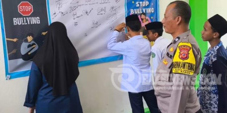 Deklarasi anti bullying, Bhabinkamtibmas Sudajayahilir hadiri MPLS SMP Boarding School As Sakinah
