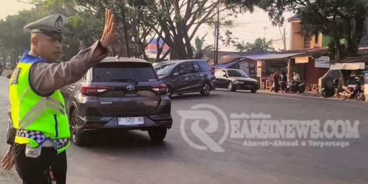 Gatur pagi, Berikan Kelancaran Polsek Baros Sebar Personil Dititik Rawan Kemacetan