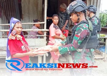 Warga Tersenyum Bahagia Saat Satgas Yonif 310/KK Bagikan Puluhan Pakaian