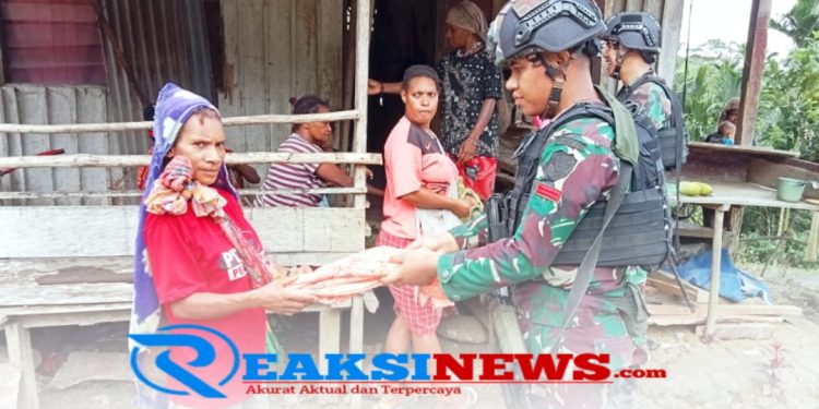 Warga Tersenyum Bahagia Saat Satgas Yonif 310/KK Bagikan Puluhan Pakaian