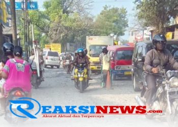 Macet Sampai Dua Kilometer Jalan Kabupaten di Desa Gunungsindur, Kecamatan Gunungsindur Rusak Parah