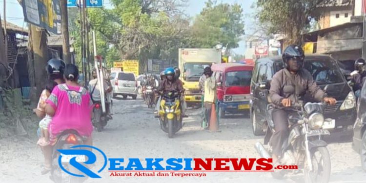 Macet Sampai Dua Kilometer Jalan Kabupaten di Desa Gunungsindur, Kecamatan Gunungsindur Rusak Parah