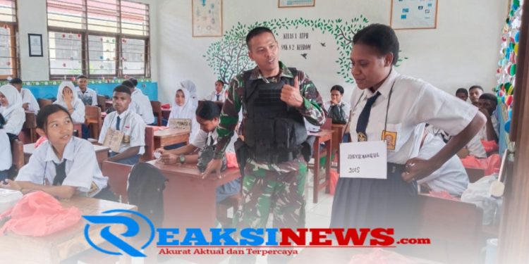 Edukatif Dan Kreatif Di Momen MPLS, Satgas Yonif 310/KK Berikan Wasbang Serta Pelatihan PBB