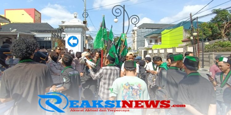 Aksi Mahasiswa HMI Cabang Sukabumi Soroti Netralitas ASN Jelang Pilkada