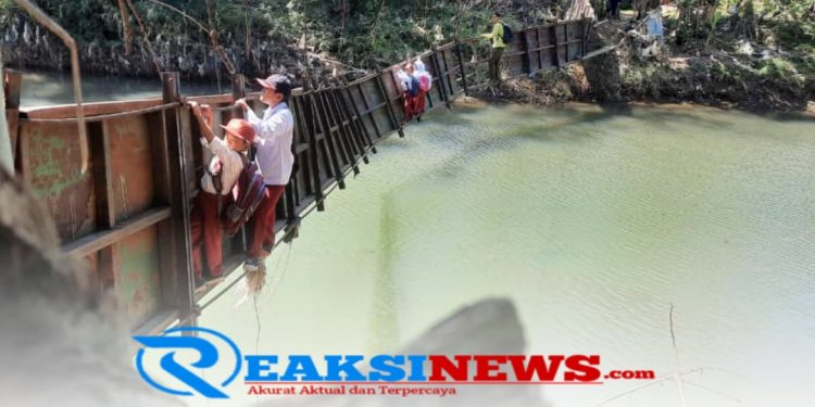 Pelajar dan Guru di Sukabumi, Bergelantungan di Rangka Jembatan Gantung, Inilah Kisahnya