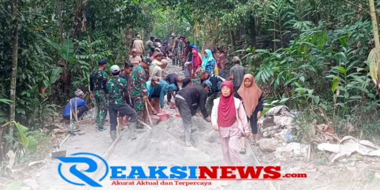 Dukung TMMD ke 121, Babinsa Bareng Warga Lakukan Gotong Royong