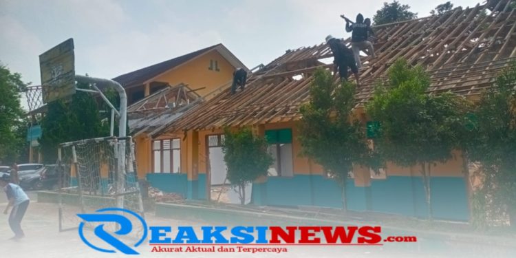 Proyek Pembangunan di SMPN 3 Kota Sukabumi Tanpa Papan Proyek, Mandor Berujar Ini Proyek E Katalog tak ada biaya nya