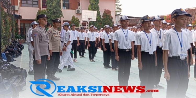 Bhabinkamtibmas Polsek Lembursitu Laksanakan Giat MPLS di SMKN 4
