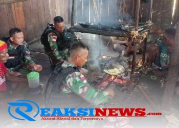 Semakin Akrab, Satgas Yonif 310/KK Kunjungi Dapur Warga, Masak Dan Makan Bersama