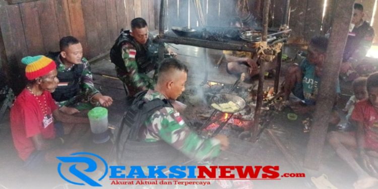 Semakin Akrab, Satgas Yonif 310/KK Kunjungi Dapur Warga, Masak Dan Makan Bersama