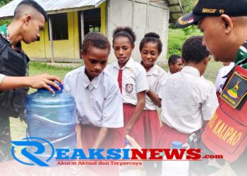 Satgas Yonif 310/KK Edukasi Anak-Anak SD Perbatasan, Ajarkan Cuci Tangan Yang Benar
