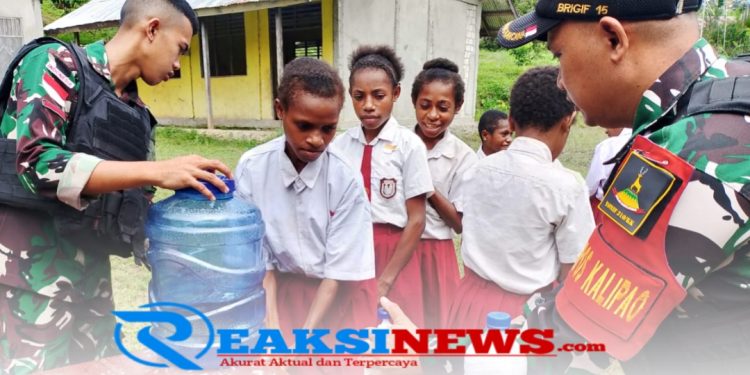 Satgas Yonif 310/KK Edukasi Anak-Anak SD Perbatasan, Ajarkan Cuci Tangan Yang Benar