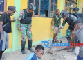 Lanjutkan Pembangunan Yang Lama Terhenti, Satgas Yonif 310/KK Pasang Keramik Lantai Gereja