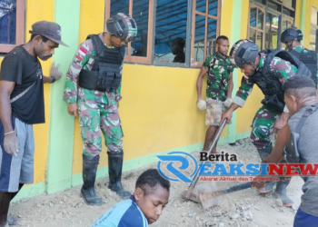 Lanjutkan Pembangunan Yang Lama Terhenti, Satgas Yonif 310/KK Pasang Keramik Lantai Gereja