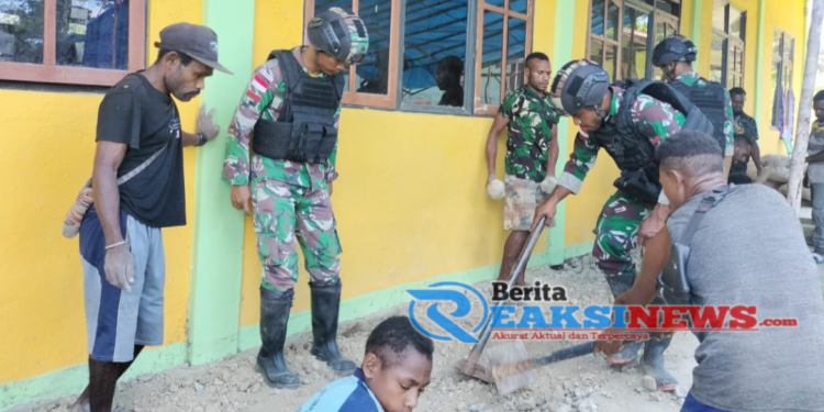 Lanjutkan Pembangunan Yang Lama Terhenti, Satgas Yonif 310/KK Pasang Keramik Lantai Gereja