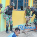 Lanjutkan Pembangunan Yang Lama Terhenti, Satgas Yonif 310/KK Pasang Keramik Lantai Gereja