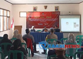 Monitoring Rapat Pleno Terbuka Rekapitulasi Daftar Pemilih Hasil Pemutahiran (DPHP), Bhabinkamtibmas Sudajayahilir hadir di Aula Kelurahan Sudajayahilir