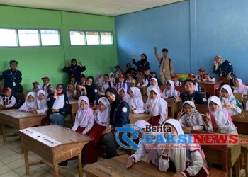 Berdikari, Himpunan Mahasiswa Program Studi Pemberdayaan Masyarakat Islam UIN Jakarta Mengadakan Kegiatan Bakti Sosial di Kabandungan Sukabumi