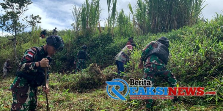 Jelang HUT RI Ke-79, Satgas Yonif 310/KK Gelar Karya Bakti Bersama Warga Di Pegunungan Bintang