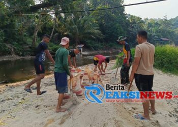 Alat Sederhana Karung Bekas Menjadi Solusi Anggota Satgas TMMD Ke 121 Kodim 1210/Landak Angkut Material Pasir