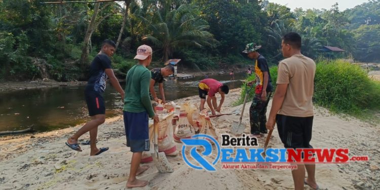 Alat Sederhana Karung Bekas Menjadi Solusi Anggota Satgas TMMD Ke 121 Kodim 1210/Landak Angkut Material Pasir