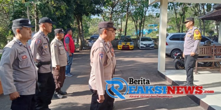 Apel Pagi dan Pengecekan Kelengkapan Personil Polsek Lembursitu Sebagai Bentuk Kedisiplinan dan Kesiapsiagaan