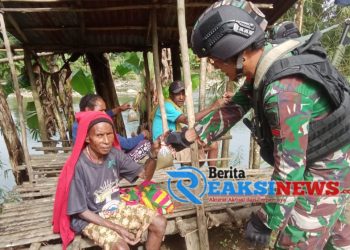 Satgas Yonif 310/KK Keliling Kampung Bagikan Bubur Kacang Hijau Kepada Warga Perbatasan