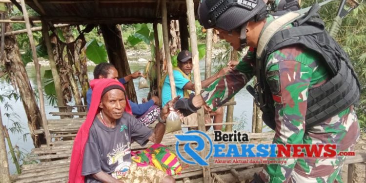 Satgas Yonif 310/KK Keliling Kampung Bagikan Bubur Kacang Hijau Kepada Warga Perbatasan
