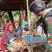 Satgas Yonif 310/KK Keliling Kampung Bagikan Bubur Kacang Hijau Kepada Warga Perbatasan