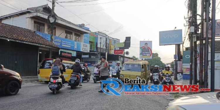 Strong Point, Polsek Lembursitu Gatur Lalu Lintas Pagi Demi Kelancaran
