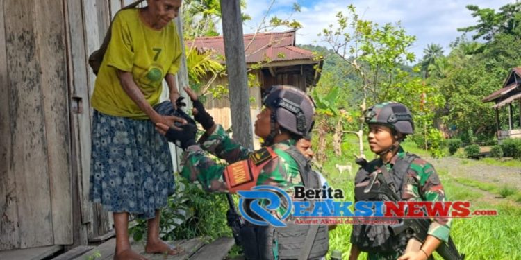 Hadir Berikan Manfaat, Satgas Yonif 310/KK Keliling Kampung Bagikan Sembako di Perbatasan
