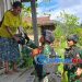 Hadir Berikan Manfaat, Satgas Yonif 310/KK Keliling Kampung Bagikan Sembako di Perbatasan