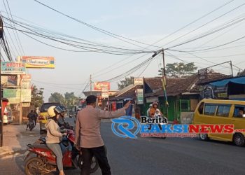 Berikan Pelayanan Kepada Masyarakat, Anggota Polsek Lembursitu Laksanakan Pengaturan Lalu Lintas