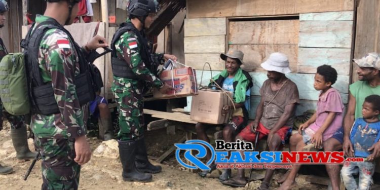 Kedatangannya Selalu Dinantikan, Satgas Yonif 310/KK Kunjungi Keluarga Asuh di Perbatasan