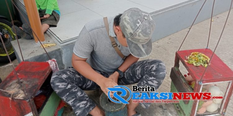 Jualan Sambil Bawa Anaknya, Tukang Rujak Beubeuk Di Ciemas Ungkapkan Kisah Hidupnya